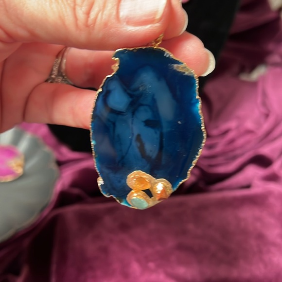 Agate Geode Slice Pendant gilded with gold plating and three gemstones. - Picture 7 of 12